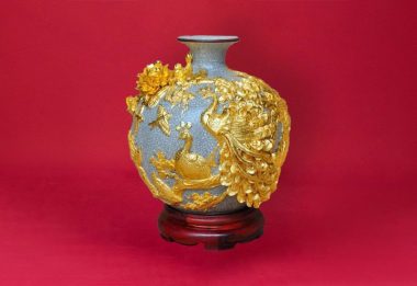 Quà Tặng Bình Hoa Tài Lộc Men Rạn Đắp Nổi Chim Công Vàng