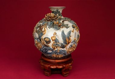 Quà Tặng Bình Hoa Tài Lộc Men Rạn Đắp Nổi Chim Hạc - Bát Tràng