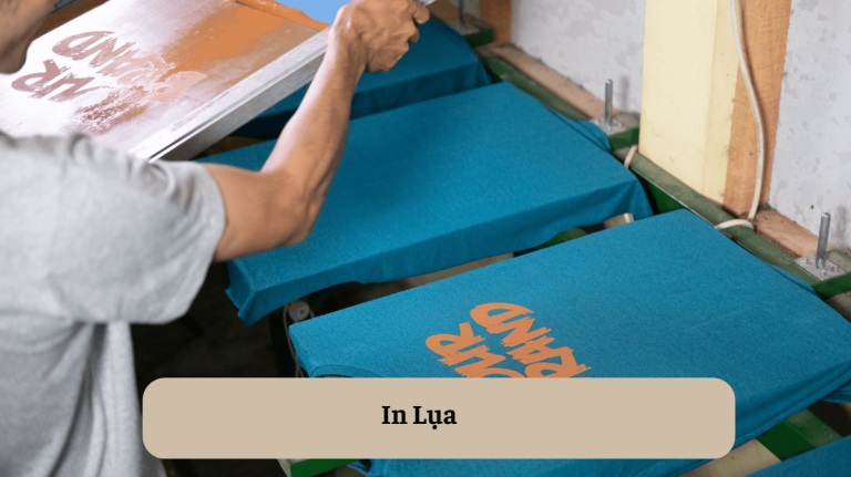 In Lụa: Khám Phá Kỹ Thuật In Ấn Tinh Tế và Ứng Dụng Đa Dạng